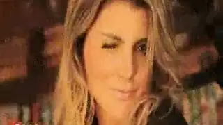 عاهرة استعراضية تفتح ساقيها وهي ترتدي الدانتيل الأبيض