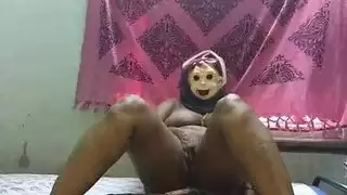 مراهقة مصرية تلعب في نفسها