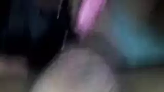 زوجة ذات ثدي كبير تداعب قضيب زوجها حتى يقذف عليها بالكامل