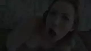 تجلخ امام صديقتها وتصورها