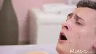 جماع صريح بين امرأة ناضجة وشاب مجاور