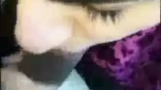تخلع الساري وتظهر ثدييها المثاليين