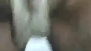عاشقات سحاقيات يتبادلن قبلات شغوفة ويستعرضن منحنياتهن