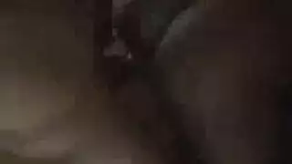 عاهرة مورو فرونت ذات ثدي صغير تأخذ عدة قضبان محققين