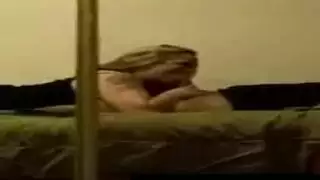شقراء غريبة تمص القضيب بشدة في مشهد تقييد