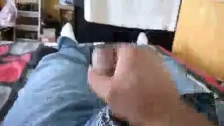 عارضة عاهرة تأخذ قضيب الهواي عميقًا في حلقها
