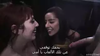 ربة منزل مثيرة تعلق في الغسالة تأخذ قضيبًا كبيرًا من المساعد