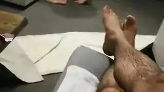 خيال دياثة ثنائي الميول: الزوج يشاهد زوجته تُحشى بقضيب رجل