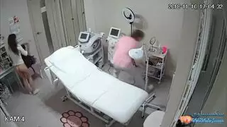 امره تناك في غرفت تبديل الملابس الرياظيه من صديق ابنها
