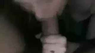 فتاة سمراء تمص رئيسها حتى النهاية ثم تأخذه في مؤخرتها
