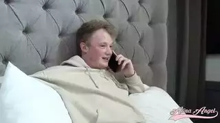 أم جذابة وابنها: جلسة نيك عائلية