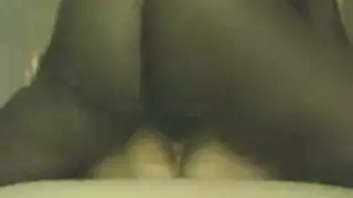فتاة سوداء عاهرة تظهر حفرها، تحتاج لقضيب صلب ليملأها