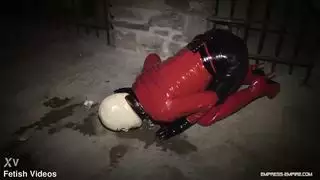حشو مؤخرتها بلعبة مطاطية إكس إكس إكس أكشن