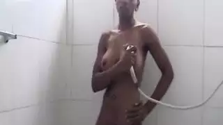 جلسة استمناء متبادل ساخنة بين شابين هاويين في الحمام