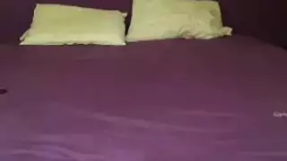 عاهرة شقراء تستمني فرجها المبلل باستخدام هزاز