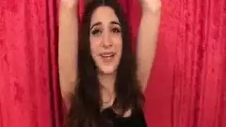 فتاة قانونية شابة تأخذ توصيلة مجانية لممارسة جنس مع جليسة الأطفال