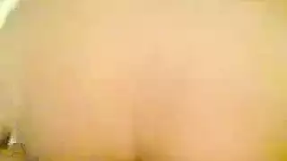 مونيكا ركعت أمام خاليسي بينما تمتص الديك صديقها الضخم