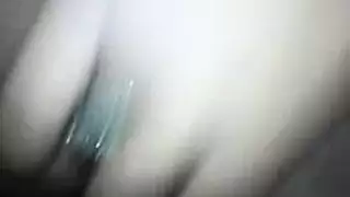 فحص القرنية ينتهي بالقذف داخلها