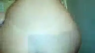 هاردكور على الشرفة: شاب يأكل حلوتها المبللة