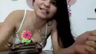 جميلة سمراء ذات أثداء ضخمة تركب قضيبًا عملاقًا