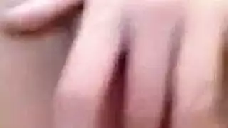 تركت وحيدة ومثيرة مشهد جنس منفرد قوي بالهزاز