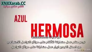 حفلة حمام سباحة عارية: نجمة أفلام جنسية تأخذ عدة أعضاء ذكورية في العلن