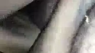 أم خبيرة تركب قضيبًا ضخمًا صلبًا عميقًا بداخلها
