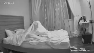 لعبة الزيت والأصابع تتحول إلى نيك وجه قاسي