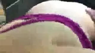 شقراء ذات صدر كبير تمص وتستمني قضيبًا ضخمًا