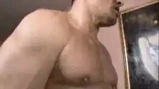 آسيوية صغيرة الحجم تُدَق بقضيب أبيض ضخم منظور الرجل