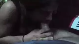عاهرة سمراء في سراويل داخلية دانتيل تحب ابتلاع السائل المنوي من قضيب أفريقي كبير
