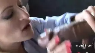 قضيب أسود يُدمر فتحة هاوية ضيقة مبلولة