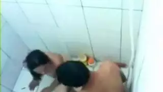 شباب يتبولون على بعض في مقاطع فتيش صريحة