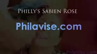 قضيب أسود كبير وقضيب أبيض كبير يملآن فرع وطيز عاهرة سمراء منحنية