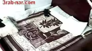 زوجة الجار الجميلة تتوسل للقضيب بينما يراقب الزوج مشهد إباحي