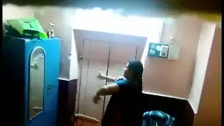 الخادمة المطيعة تخدم القضيب الكبير لرئيسها
