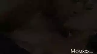 نكاح متسلل: الفتاة المثيرة تخضع لدخيل عشوائي