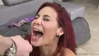 شاهد فينا سكاي تفتح شقها المشعر لعمل xxx مكثف
