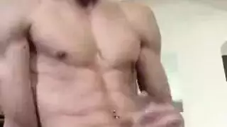 الشاب الوسيم ينال مص قضيبه من رجل أكبر سناً