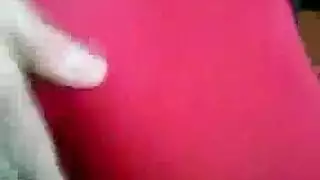 آلهة مراهقة مثيرة تنتشر ساقيها في زي أحمر مثير