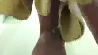 شقراء ساخنة تأخذ قضيبًا سميكًا في مؤخرتها في هذا المشهد الإباحي