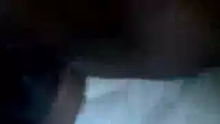 خلع الملابس الداخلية الوردية بينما تأخذ الجميلة السمراء إيلاج مزدوج