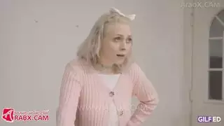 العاهرة المسنة تحصل على قذف كبير على صدرها