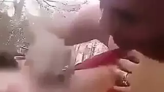 قحبة تأخذ زب في الهواء الطلق
