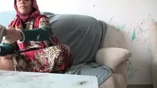 المطلقة التركية لا تستطيع مقاومة العضو الأسود الضخم لمستأجرها الجديد