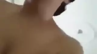 فتاة محجبة ساخنة تأخذ حمولة سميكة في فمها