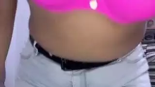 في السادسة عشرة ومبللة بالكامل