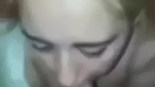 الفتاة المثيرة تمص قضيب حبيبها بعمق