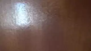 شهوة عائلية محرمة: زوجة الأب تلمس نفسها وتفاجأ بابن الزوج