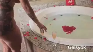 هدية لزوجها: ممارسة جنس ثلاثي مع كس ساخن رطب